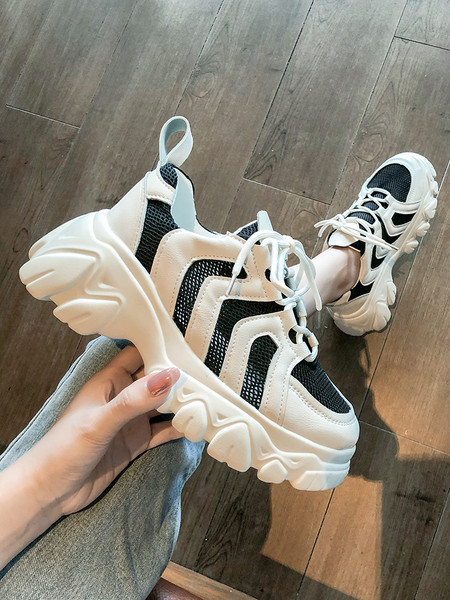 Crno-bijele ženske tenisice s grubim đonom i vezicama