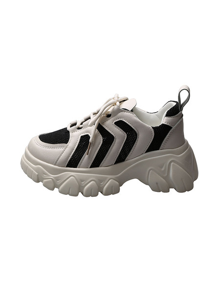 Crno-bijele ženske tenisice s grubim đonom i vezicama