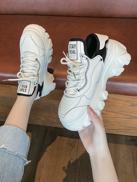 Öko bőrből készült női tornacipő durva talppal, fehér színben