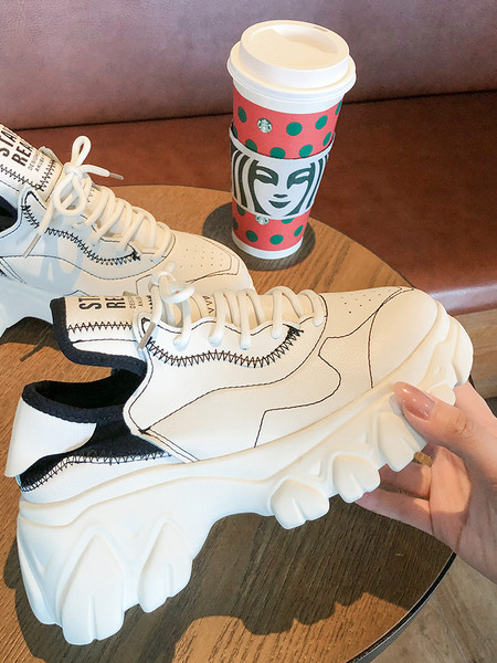 Öko bőrből készült női tornacipő durva talppal, fehér színben