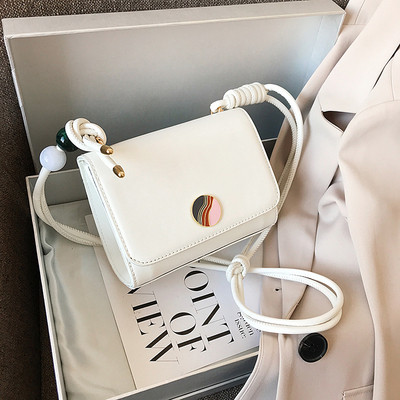 Női kis négyzet alakú táska hosszú füllel