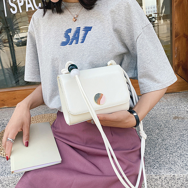 Női kis négyzet alakú táska hosszú füllel