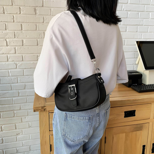 Napi női táska csattal