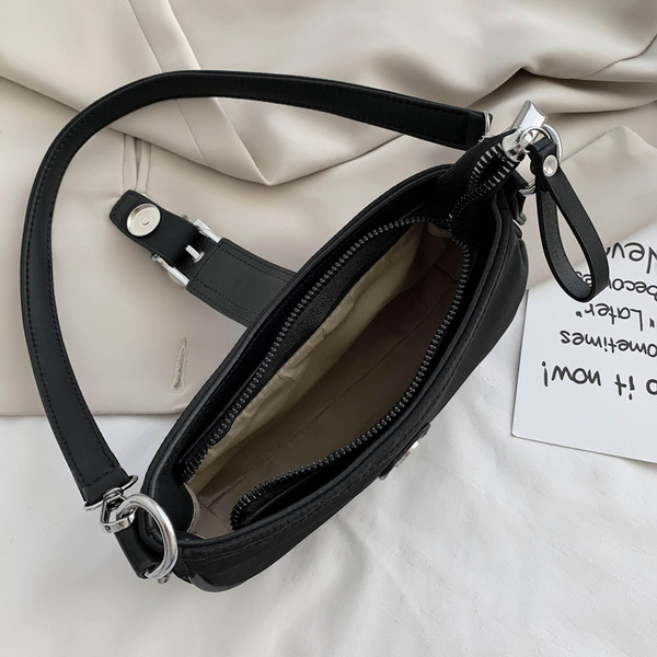 Napi női táska csattal