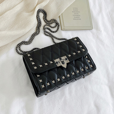 Öko bőrből készült modern női táska fűzőlyukakkal és csattal