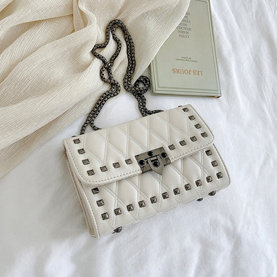 Öko bőrből készült modern női táska fűzőlyukakkal és csattal