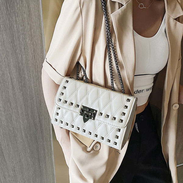 Öko bőrből készült modern női táska fűzőlyukakkal és csattal