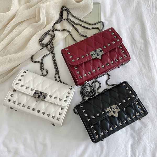 Öko bőrből készült modern női táska fűzőlyukakkal és csattal