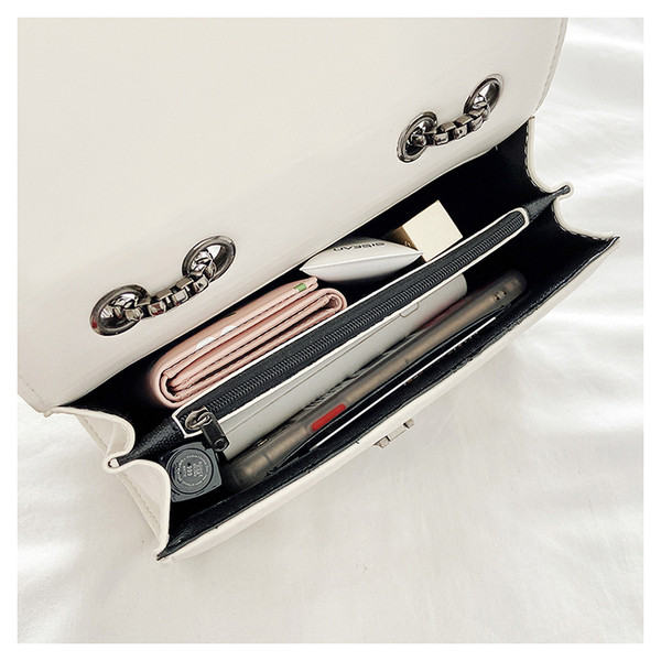 Öko bőrből készült modern női táska fűzőlyukakkal és csattal