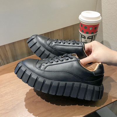 Eko bőrből készült, sima női tornacipő modell magas talppal