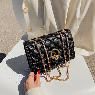 Női táska hosszú füllel és csattal