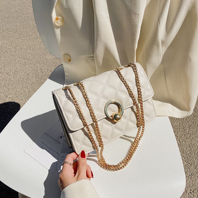 Női táska hosszú füllel és csattal