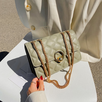 Női táska hosszú füllel és csattal