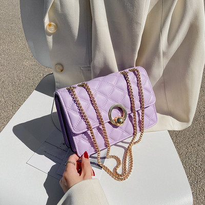 Női táska hosszú füllel és csattal