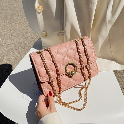 Női táska hosszú füllel és csattal