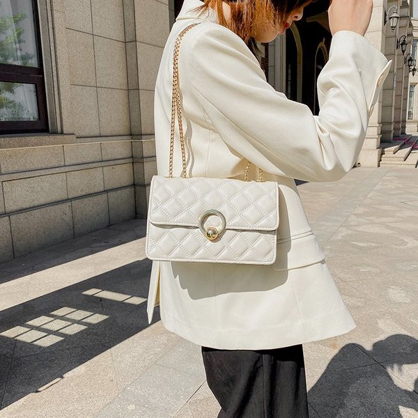 Női táska hosszú füllel és csattal