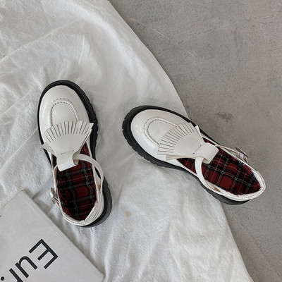 Novi model ženskih lakiranih cipela