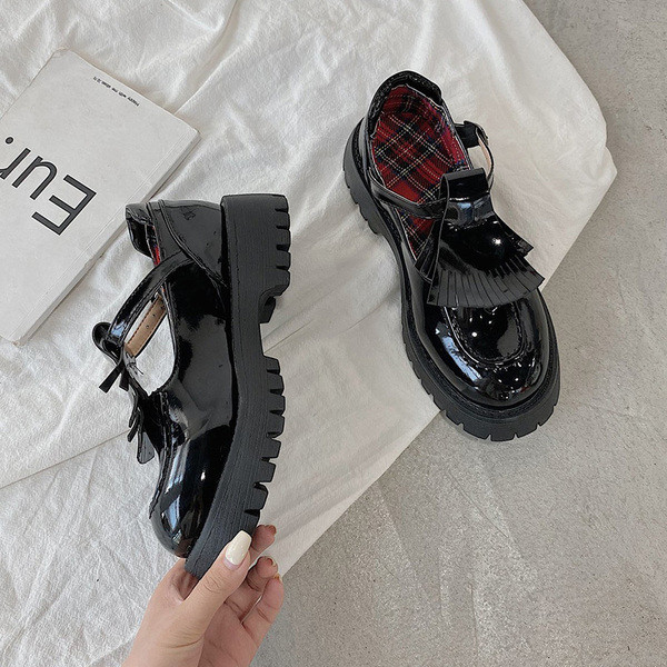 Novi model ženskih lakiranih cipela