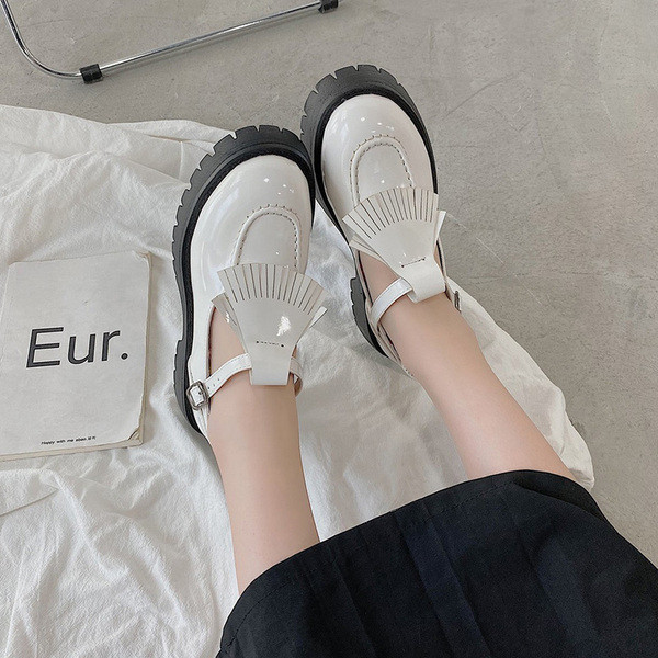 Novi model ženskih lakiranih cipela