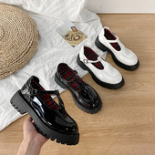 Moodsad naiste lakknahast kingad