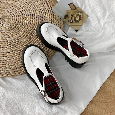 Moodsad naiste lakknahast kingad