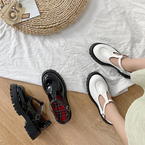 Moodsad naiste lakknahast kingad