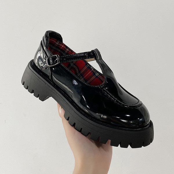 Moodsad naiste lakknahast kingad