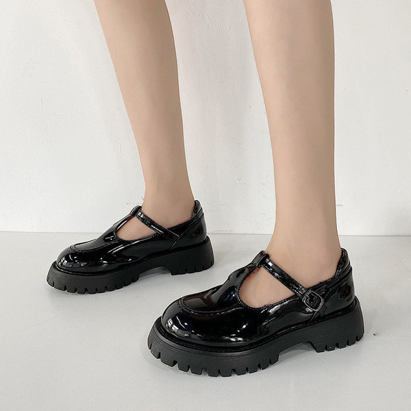 Moodsad naiste lakknahast kingad