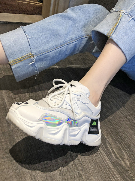 Dabartiniai moteriški sportbačiai grubiu padu ir užrašais