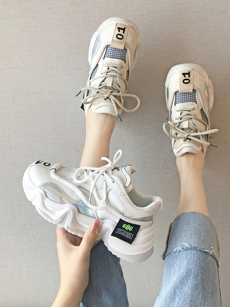 Dabartiniai moteriški sportbačiai grubiu padu ir užrašais