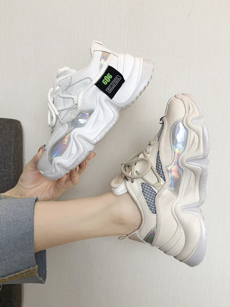 Dabartiniai moteriški sportbačiai grubiu padu ir užrašais