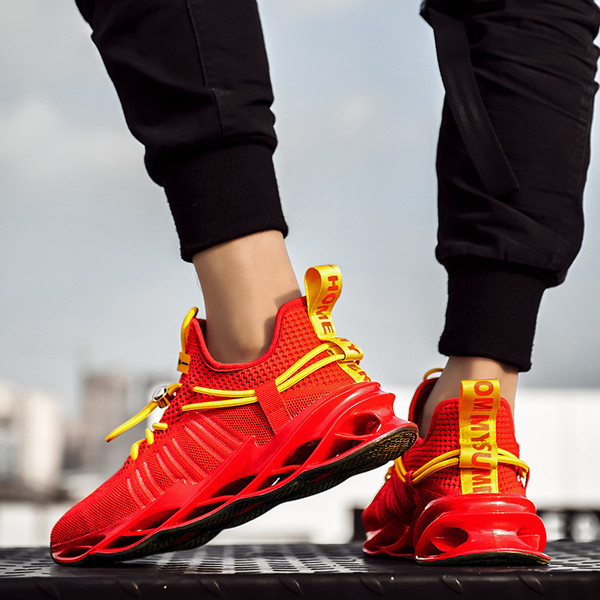 Modern férfi tornacipő textilből, durva talppal