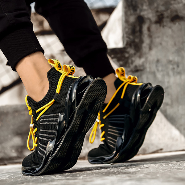 Modern férfi tornacipő textilből, durva talppal