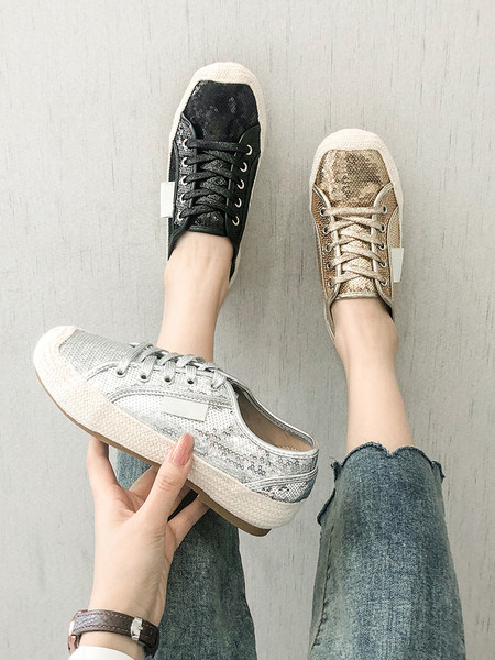 Modern női tornacipő lapos talppal és flitterekkel