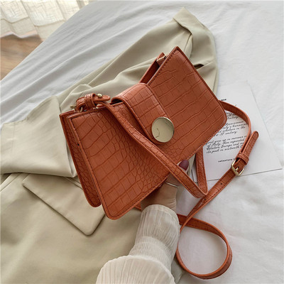 Retro stílusú női bőrtáska hosszú fogantyúval