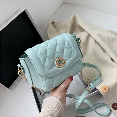 Női kis táska csattal és hosszú füllel