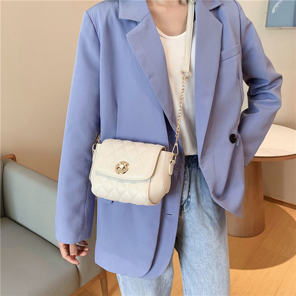 Női kis táska csattal és hosszú füllel