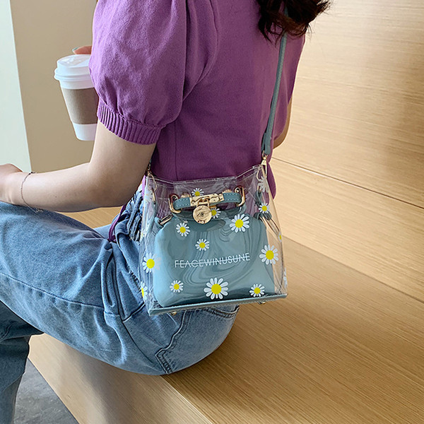 Stílusos kézitáska virágokkal és hosszú fogantyúval