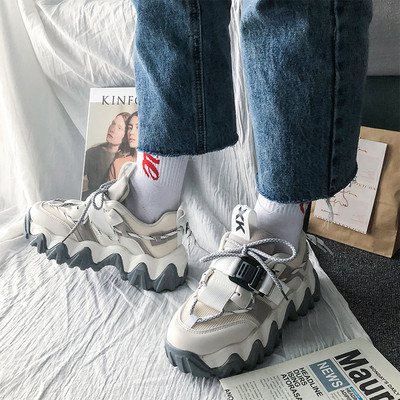 Légáteresztő sportcipő durva talppal