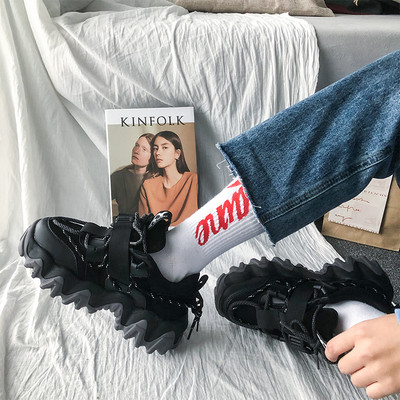 Légáteresztő sportcipő durva talppal