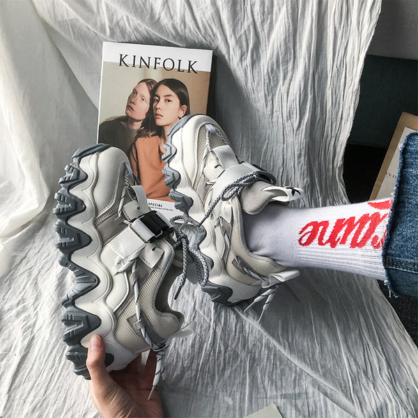 Légáteresztő sportcipő durva talppal