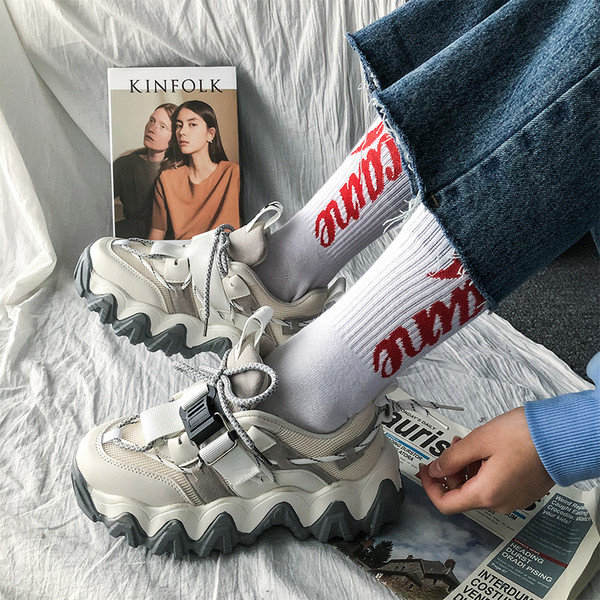 Légáteresztő sportcipő durva talppal