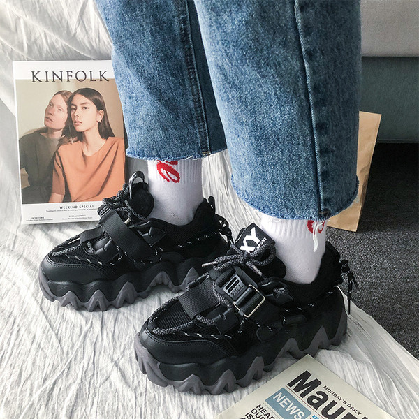 Légáteresztő sportcipő durva talppal