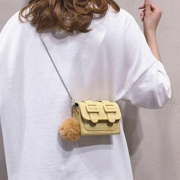 Mini női táska csatokkal és hosszú füllel