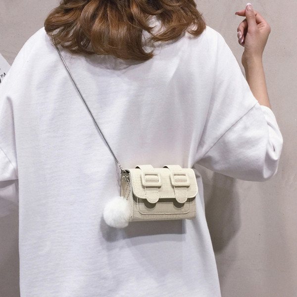 Mini női táska csatokkal és hosszú füllel