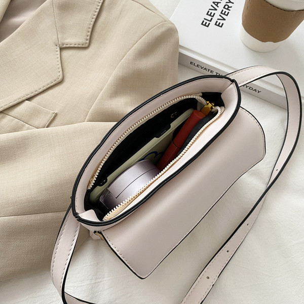 Kis négyzet alakú válltáska