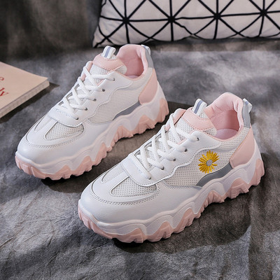 Alkalmi női tornacipő durva talppal, virágos hímzéssel