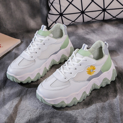 Alkalmi női tornacipő durva talppal, virágos hímzéssel