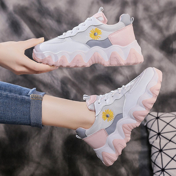 Alkalmi női tornacipő durva talppal, virágos hímzéssel