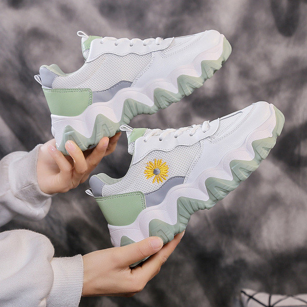 Alkalmi női tornacipő durva talppal, virágos hímzéssel